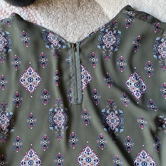 Short sleeve paisley blouse with back zipper - Picture 2 of 3